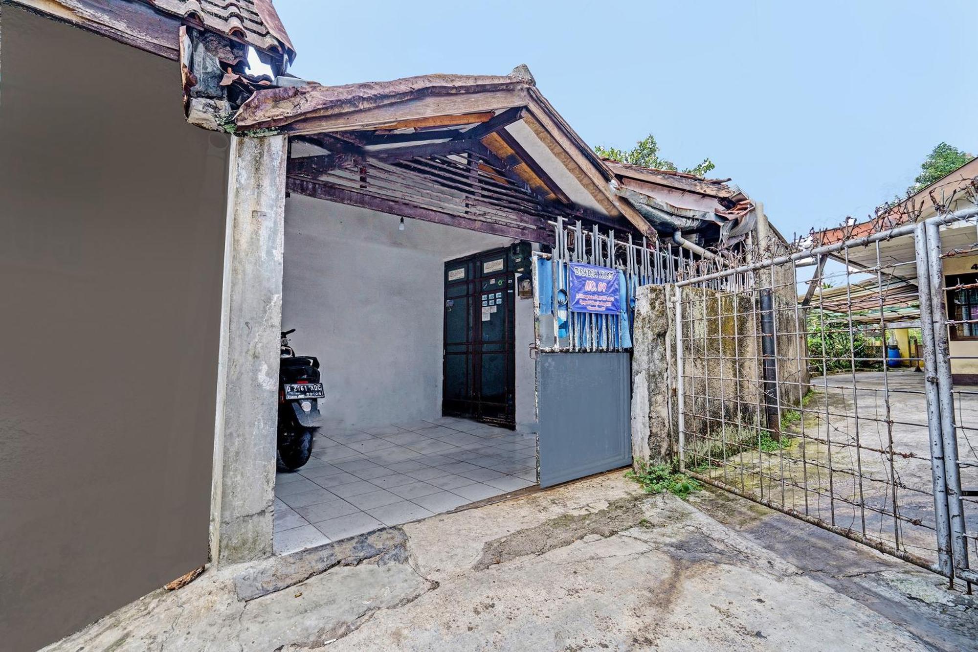 Отель Oyo Life 92709 Kost Teras Cikapundung Syariah Бандунг Экстерьер фото