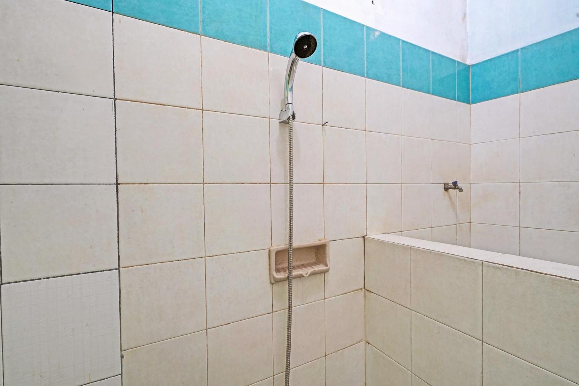 Отель Oyo Life 92709 Kost Teras Cikapundung Syariah Бандунг Экстерьер фото